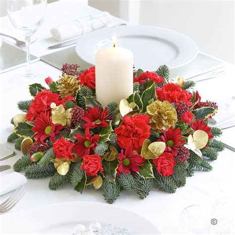 Traditional Christmas Dinner Table Decoration | Christmas Candle Table Arrangement: Flowers ...