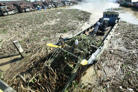 Stuck between Martapura River Pollution Editorial Stock Photo - Image of pollution, martapura ...