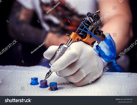 Hand Tattooer Holding Tattoo Gun Stock Photo 2092489108 | Shutterstock