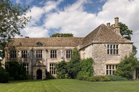 Visiting Avebury Manor and Garden | England Rover