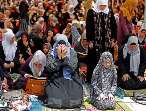 Huge crowds pray at Jerusalem’s Al-Aqsa for first Ramadan Friday | Arab News