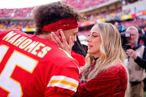 Patrick Mahomes' Reaction to Brittany Mahomes' Viral Swimsuit Photos ...