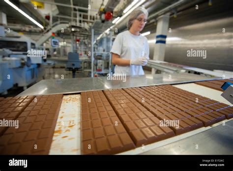 A worker at the Swiss chocolate factory of Lindt & Spruengli in Stock Photo: 69985088 - Alamy