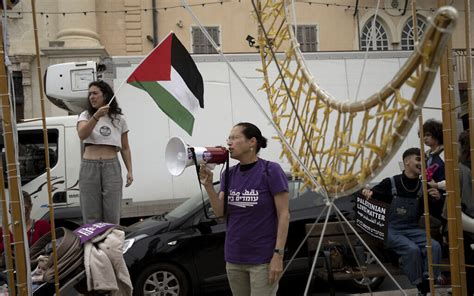 Arab Israelis largely stay away from pro-democracy protests against ...