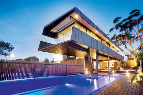 Cantilevered House in Melbourne, Australia