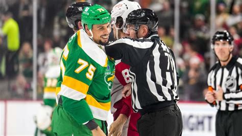 Wild enforcer Ryan Reaves lays huge open-ice hit on Red Wings ...