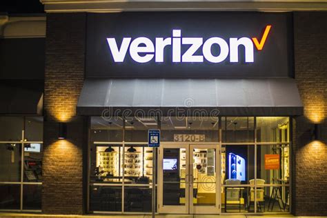 Verizon sign and entrance editorial image. Image of green - 191345445