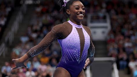 Simone Biles wows on vault while surging to the lead at the U.S ...