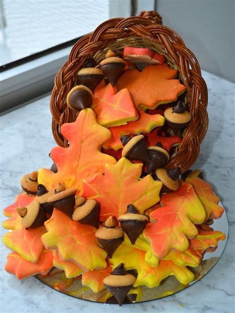 How to Make Realistic Autumn Leaf Cookies - Celebrate & Decorate | Leaf cookies, Thanksgiving ...