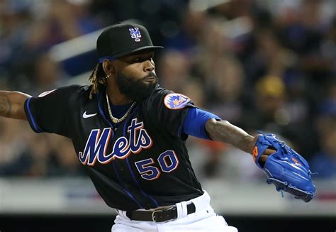 A Detailed Look at the Mets’ Black Throwbacks