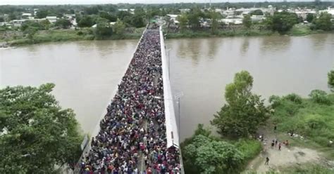 Hundreds of migrants in U.S.-bound caravan cross Mexico-Guatemala ...