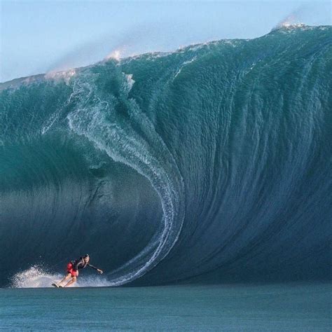 Big waves for surfers going for it. Photo @timmckenna | Olas de mar, Surf, Fotos de surfing