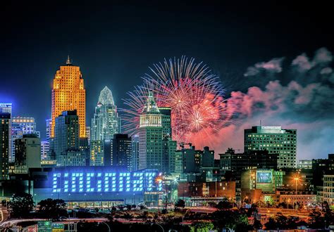 2019 WEBN Fireworks Cincinnati Ohio Skyline Photograph Photograph by Dave Morgan