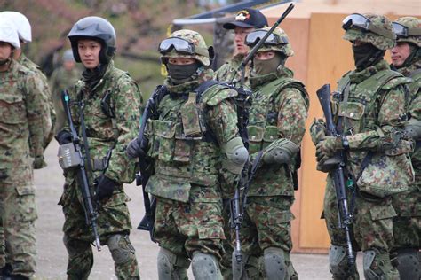 Japan Ground Self Defense Force soldiers [2463 x 1642] : MilitaryPorn