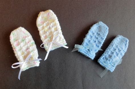 Simple Baby Mittens Knitting Pattern | AllFreeKnitting.com