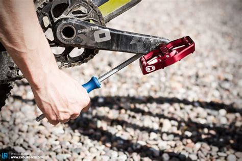 How To Remove and Install Pedals | ENDURO Mountainbike Magazine