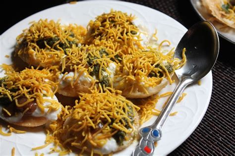 Easy Dahi Puri Recipe / Dahi Puri Chaat Recipe / Dahi Sev Puri Recipe - Yummy Tummy