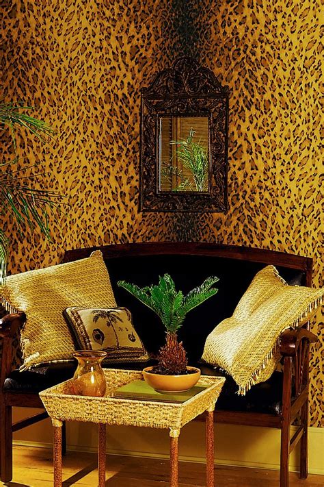 Totally want a wall in my bedroom to be leopard print. Love it ...