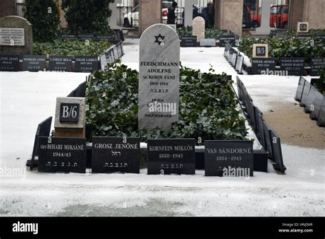 Budapest Grand Synagogue, Budapest, Hungary - mass graves from the Holocaust Stock Photo - Alamy