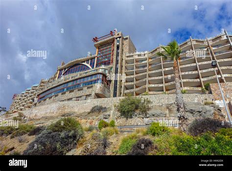 The impressive Gloria Palace Amadores Thalasso Hotel on the cliffs ...