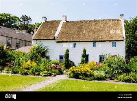 Irish cottage garden hi-res stock photography and images - Alamy