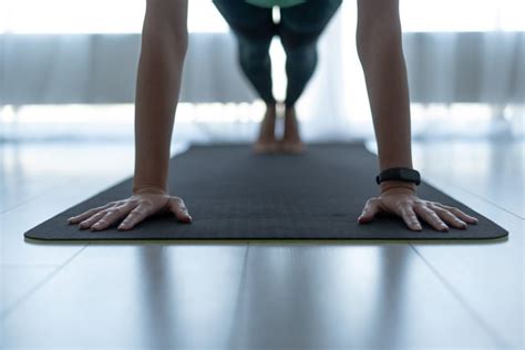 Young sporty woman standing in plank pose on fitness mat | phit-o-sophy