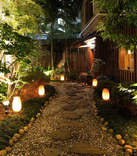 21 Walkway Lights That Enhance Your Pathway's Beauty