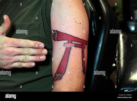 Torii gate tattoo on man's upper arm Stock Photo - Alamy