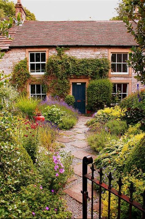 Pin by Nicole Brunner on Dialogue avec mon Jardinier | English cottage garden, Cottage garden ...