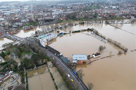 Major incident declared amid widespread flooding in England | Evening ...