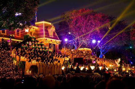 Disneyland Candlelight Processional 2024 Dates & Times, Celebrity Narrator Info & Tips - Disney ...