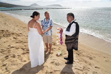 Hawaii Wedding Flowers: Exchanging Flower Leis