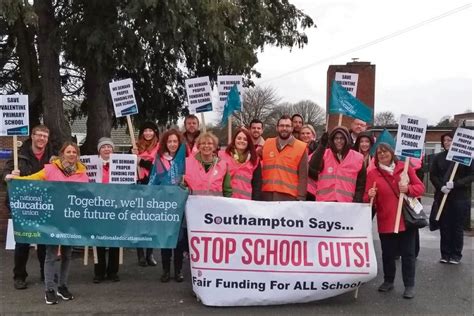 Valentine school strike against budget cuts and redundancies - Socialist Party