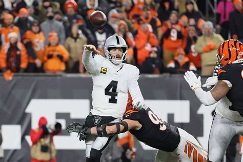 Raiders news: Derek Carr’s salary-cap number is ‘optimal’ - Silver And ...