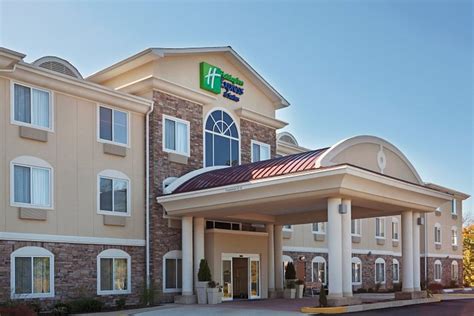 HOLIDAY INN EXPRESS & SUITES MERIDEN, AN IHG HOTEL $127 ($̶1̶6̶5̶ ...