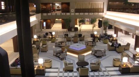 Lobby - Picture of Sheraton Kansas City Hotel at Crown Center, Kansas City - TripAdvisor