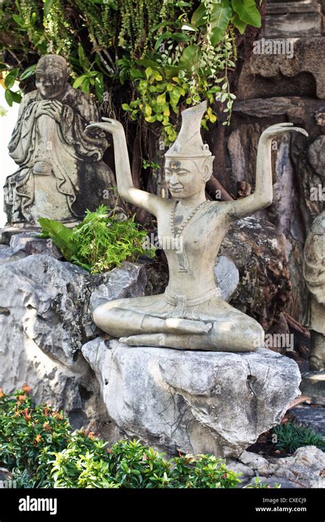 Wat Pho Statue Stock Photo - Alamy