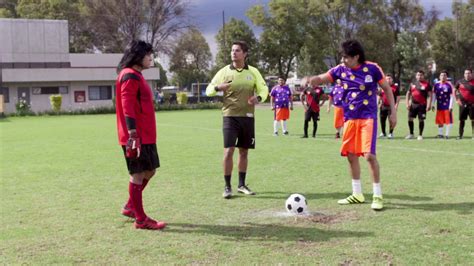 Vítor vs. Albertano en un penal de fútbol | Shows Nosotros los Guapos | Las Estrellas