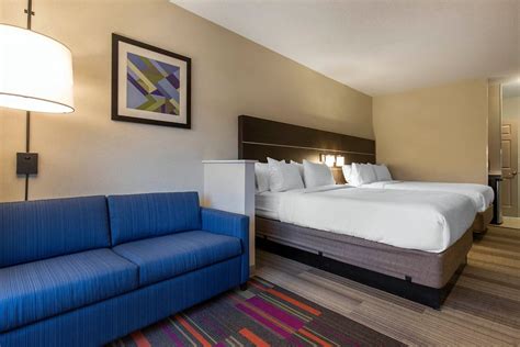 HOLIDAY INN EXPRESS & SUITES CHICAGO WEST - ST CHARLES, AN IHG HOTEL $105 ($̶1̶2̶7̶) - Updated ...