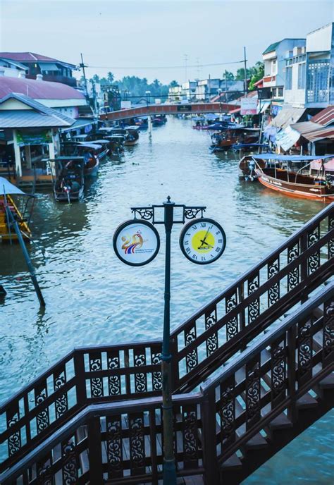 Amphawa Floating Market 13961637 Stock Photo at Vecteezy