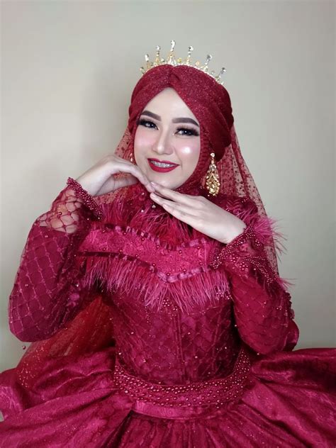 Resepsi dengan gaun merah maroon by Mega_makeupmalang | Bridestory.com