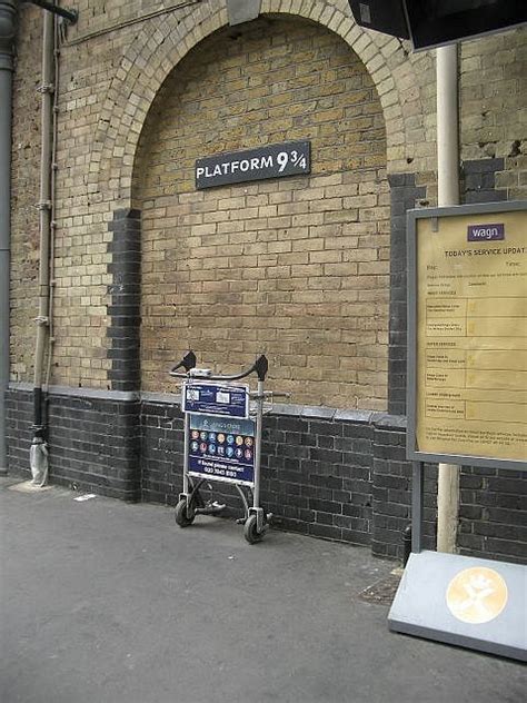 Next time I'm in London, I need to head to King's Cross for this photo ...