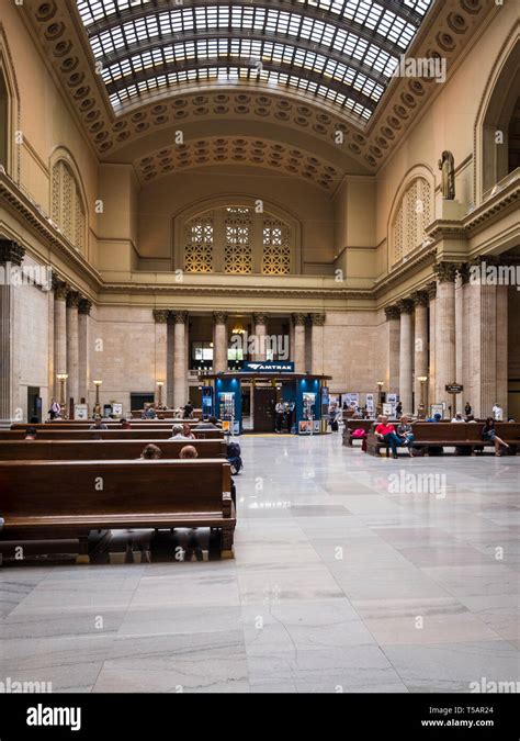 Union Station grand hall at Downtown Chicago Stock Photo - Alamy