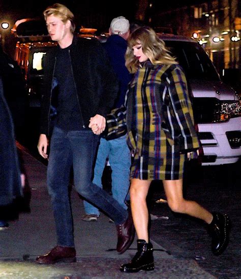 Taylor Swift, Boyfriend Joe Alwyn Holds Hands in NYC: Photo