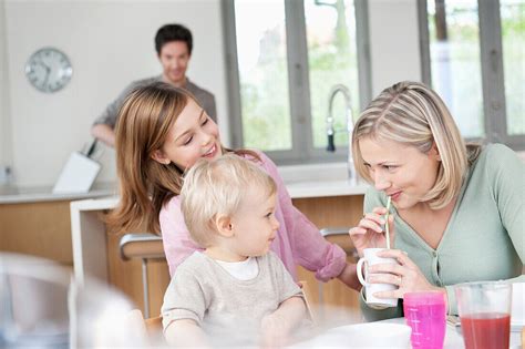 Family at a breakfast table – License image – 70370745 lookphotos