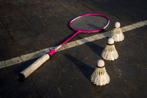 Badminton racket and shuttlecock on the ground - PixaHive