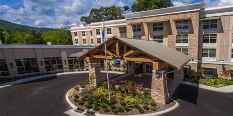 Downtown Gatlinburg, TN Hotel With Indoor Pool | Holiday Inn Express ...