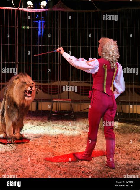 Löwenbändiger an Zirkus Renz Stockfotografie - Alamy