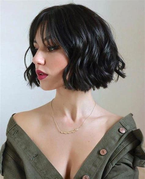 Blunt-Wavy-Bob Populer Blunt Bob With Bangs 2019 #curlybobhairstyles ...