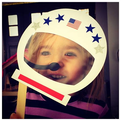 Make-Your-Own Astronaut Mask | Naves espaciales para niños, Actividades ...